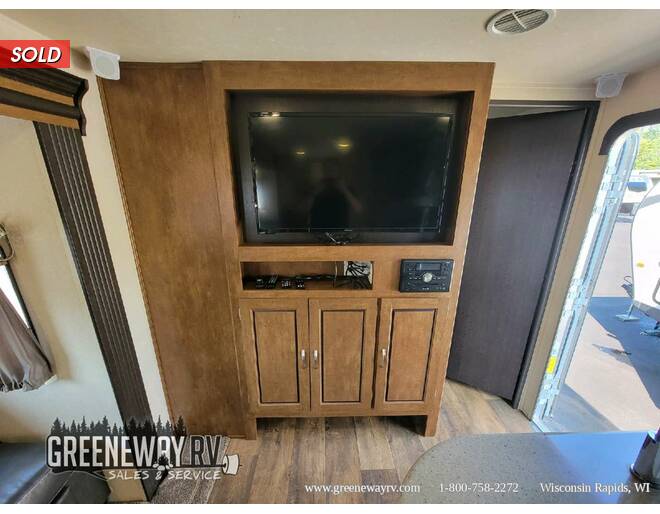 2017 Salem 32BHDS Travel Trailer at Greeneway RV Sales & Service STOCK# 11026A Photo 6